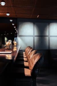 Elegante Bar mit gemütlichen Stühlen