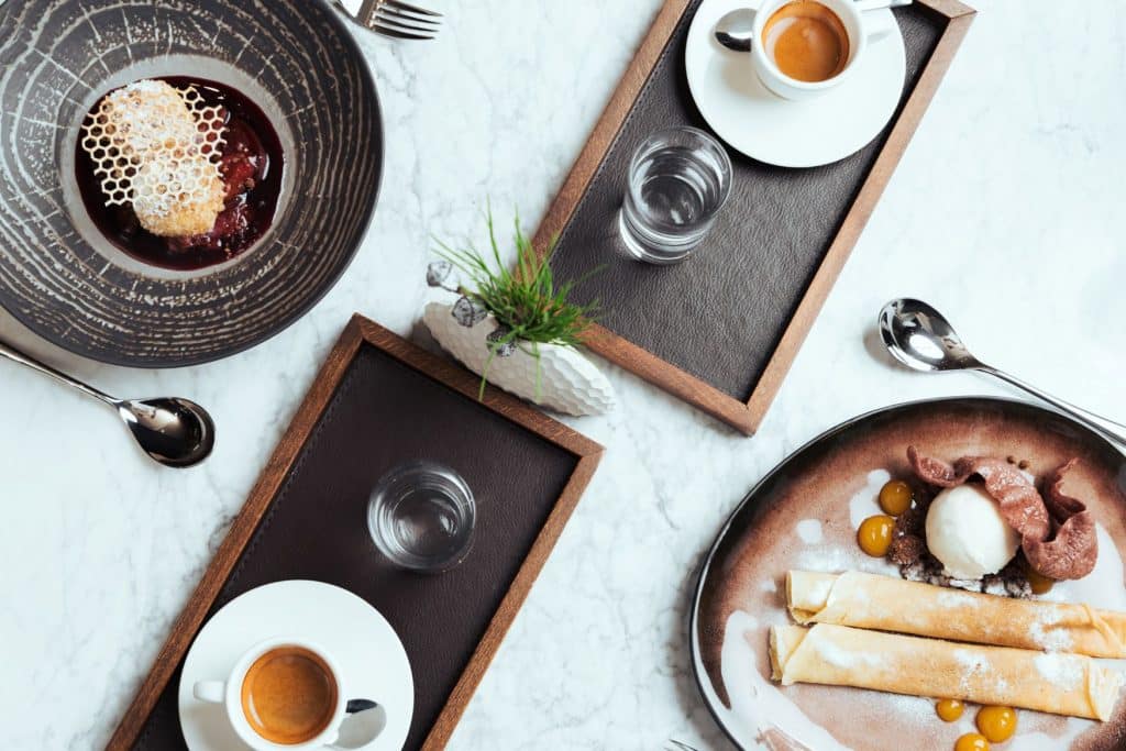 Kaffee und köstliche Desserts serviert