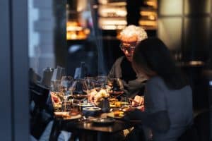 Elegantes Abendessen in einem Restaurant